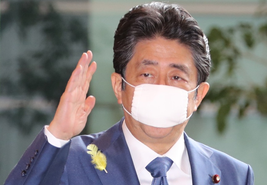 安倍 首相 マスク 小さい