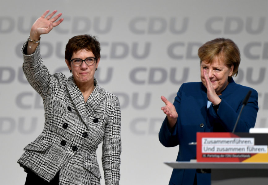 Outgoing CDU leader Annegret Kramp-Karrenbauer and German Chancellor Angela Merkel. REUTERS.