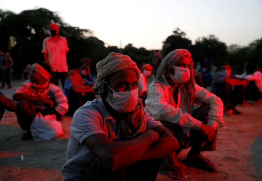 Daily wage workers and homeless people in Delhi, India, after an extension of the nation's lockdown. REUTERS.