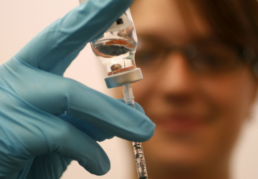 A nurse simulates the preparation of a vaccine doze against pandemic Influenza A (H1N1). REUTERS.