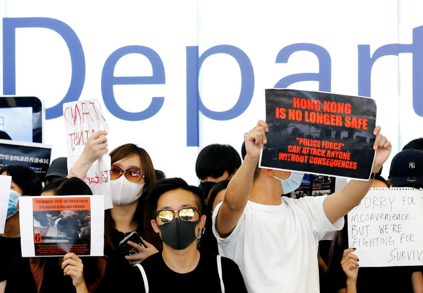 Anti-government protesters at Hong Kong's airport. REUTERS.