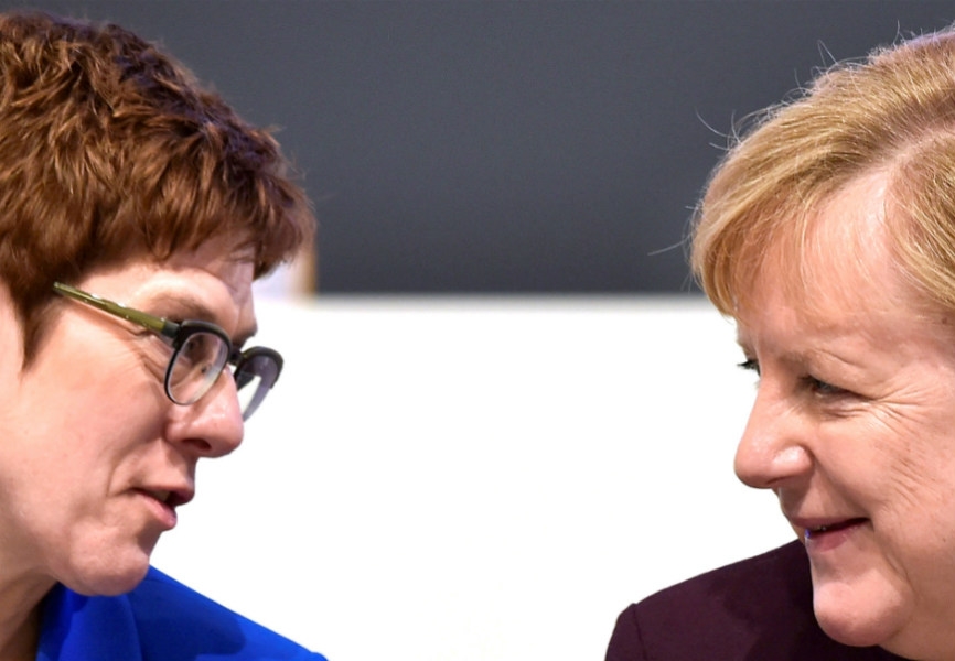 Outgoing CDU leader Annegret Kramp-Karrenbauer and German Chancellor Angela Merkel. REUTERS.