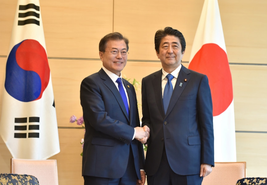 South Korean President Moon Jae-in and Japanese Prime Minister Abe Shinzo. REUTERS.