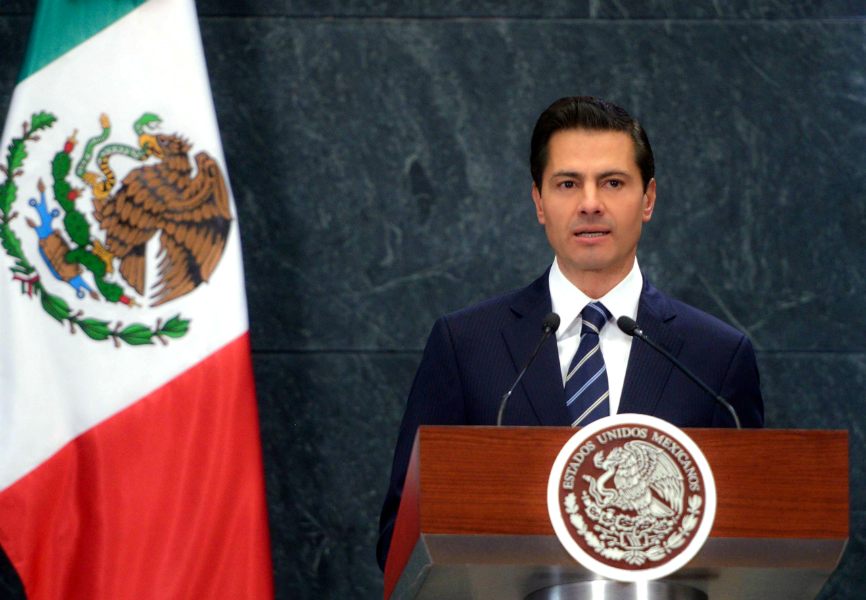 Mexican President Enrique Peña Nieto informs the press that he has accepted the resignation of Mikel Arriola Peñalosa as Director General of the IMSS.