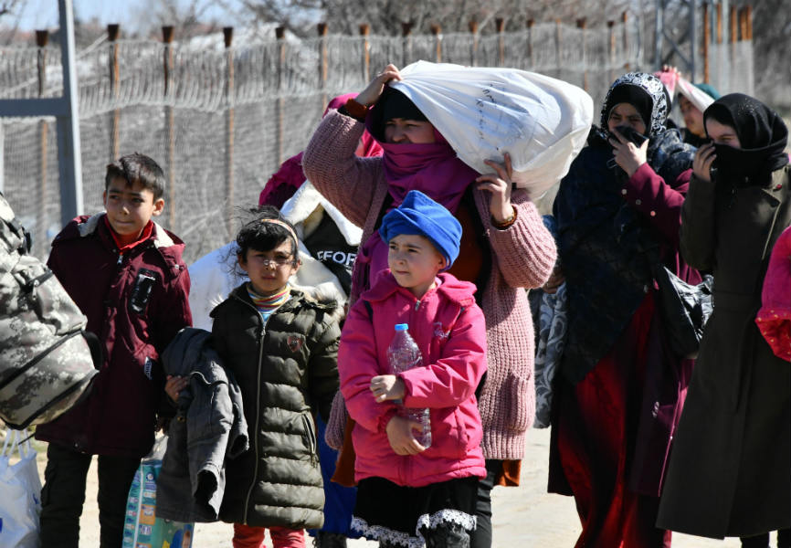 Refugees near Turkey's border with Greece. REUTERS.