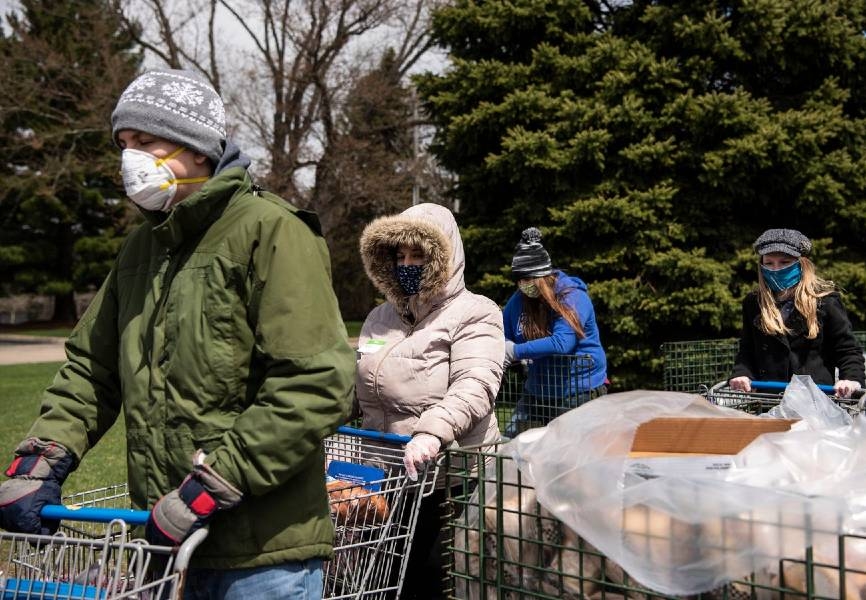 Volunteers distribute food at a Michigan food bank. REUTERS.